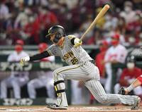 　６回、左線へ適時二塁打を放つ北條（撮影・田中太一）