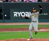 　１回、ウィルカーソンは菊池涼の打球を体に受ける（撮影・山口登）