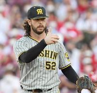 　１回、菊池涼の打球を体に当てるもサムアップ（撮影・田中太一）