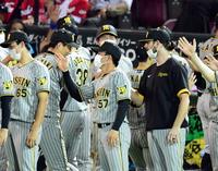 　ウィルカーソン（右）はウイニングボールを岩崎から贈られる（撮影・山口登）