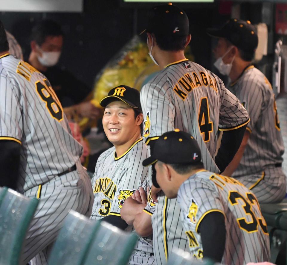 試合前、雨でベンチ待機となりチームメイトと談笑する大山