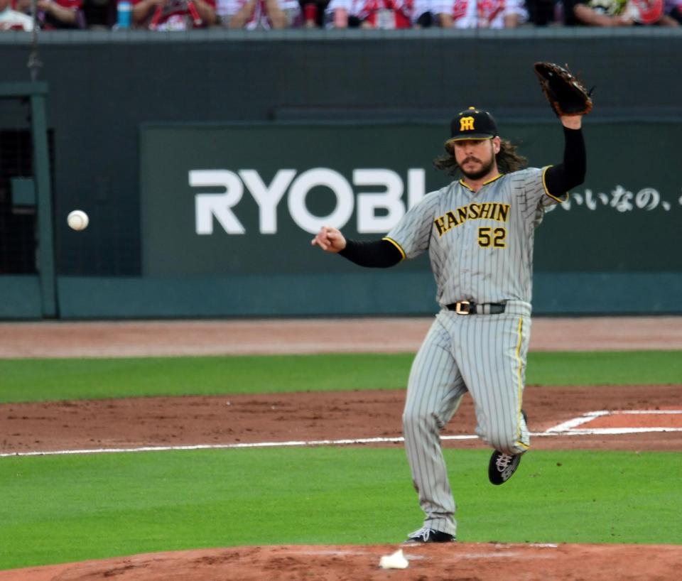 　１回、ウィルカーソンは菊池涼の打球を体に受ける（撮影・山口登）