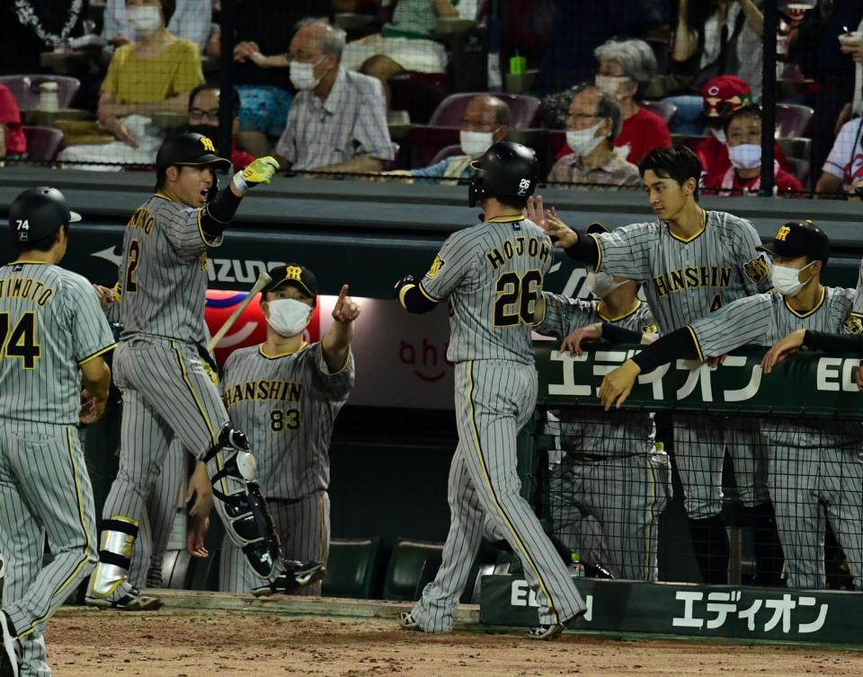 　６回、適時二塁打を放った北條を迎える阪神ナイン（撮影・山口登）