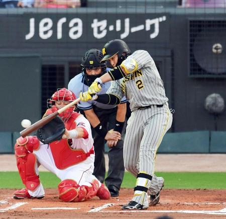 　２回、梅野は右前に先制適時打を放つ