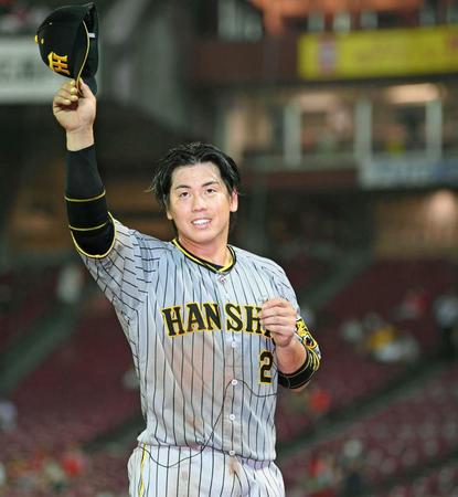 　ヒーローインタビュー後、スタンドの声援に応える梅野