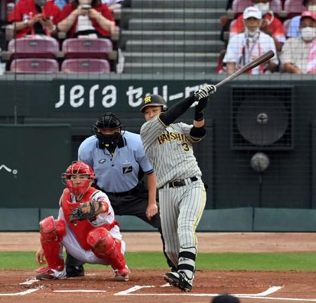 　１回、大山は中前に先制適時打を放つ（捕手・磯村）＝撮影・山口登