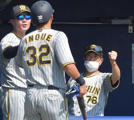 　５回、生還した井上を迎える平田２軍監督（撮影・神子素慎一）