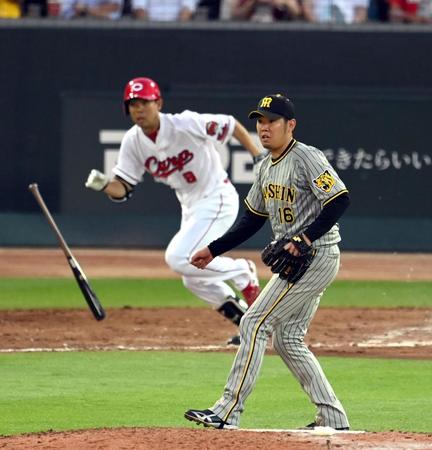 　４回、西勇は秋山を併殺に打ち取る（撮影・山口登）