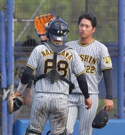 　７回から登板した岩田（撮影・神子素慎一）
