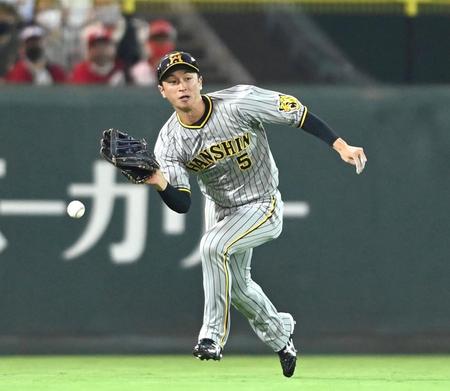 　７回、磯村の打球を捕り損なう近本（撮影・田中太一）