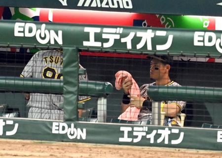 　試合後、ベンチで佐藤輝は筒井コーチと話しをする（撮影・山口登）