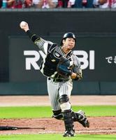 　５回、床田のバントを捕球し素早く二塁へ送球し、併殺に仕留めた梅野（撮影・山口登）【