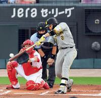 　２回、梅野は右前に先制適時打を放つ