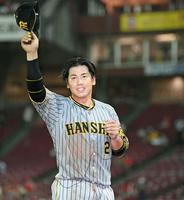 　ヒーローインタビュー後、スタンドの声援に応える梅野