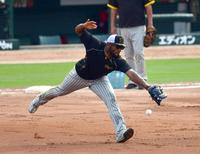 　一塁でノックうを受けるロハス（撮影・山口登）