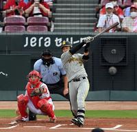 　１回、大山は中前に先制適時打を放つ（捕手・磯村）＝撮影・山口登