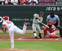 　１回、糸原は右前に適時打を放つ（投手・アンダーソン、捕手・磯村）＝撮影・山口登