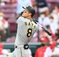 　１回、安打を放つ佐藤輝（撮影・田中太一）