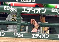 　試合後、ベンチで佐藤輝は筒井コーチと話しをする（撮影・山口登）