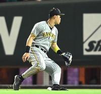 　７回、小園の打球を後逸し走者を進める佐藤輝（撮影・田中太一）