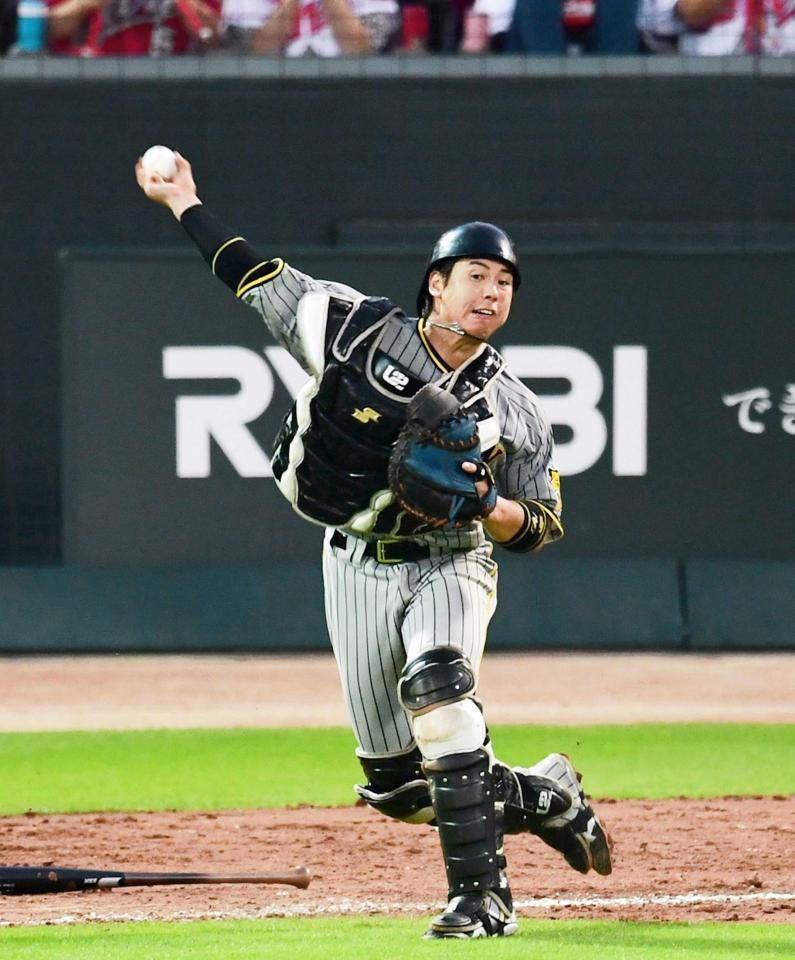 　５回、床田のバントを捕球し素早く二塁へ送球し、併殺に仕留めた梅野（撮影・山口登）【