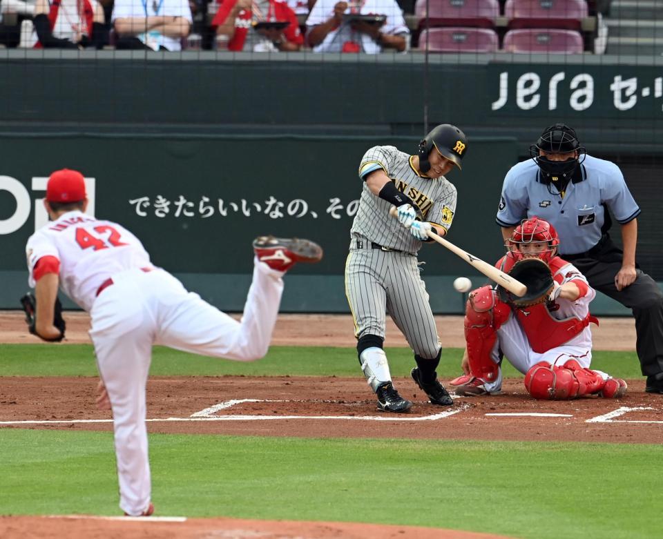 　１回、糸原は右前に適時打を放つ（投手・アンダーソン、捕手・磯村）＝撮影・山口登