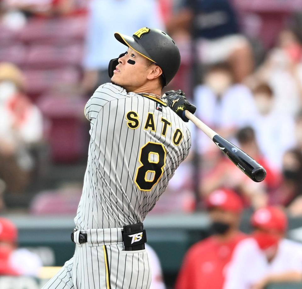 　１回、安打を放つ佐藤輝（撮影・田中太一）