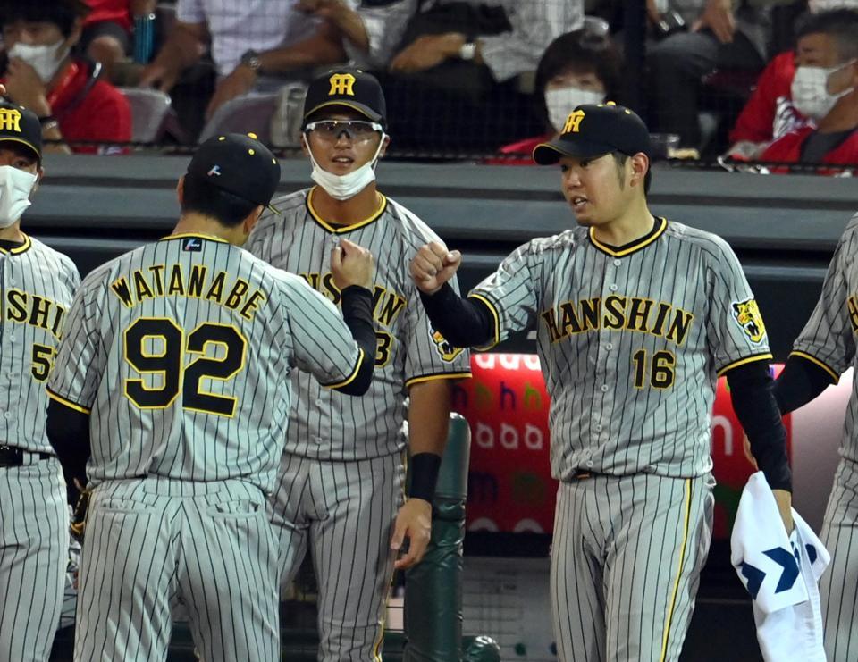 　７回、リリーフした渡辺を迎える西勇（撮影・山口登）