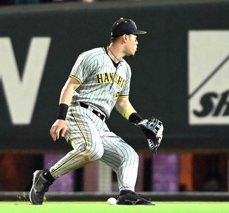 　小園の打球を後逸し坂倉の生還を許す佐藤輝