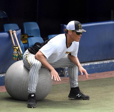 　バランスボールでアップする糸井（撮影・山口登）