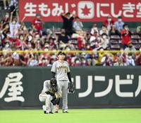 　７回、磯村の打球を捕れず、ピンチを広げた近本（左）は座り込んでうなだれる