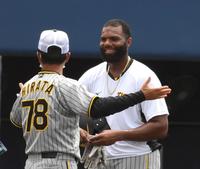 　平田２軍監督（左）と談笑するロドリゲス（撮影・山口登）