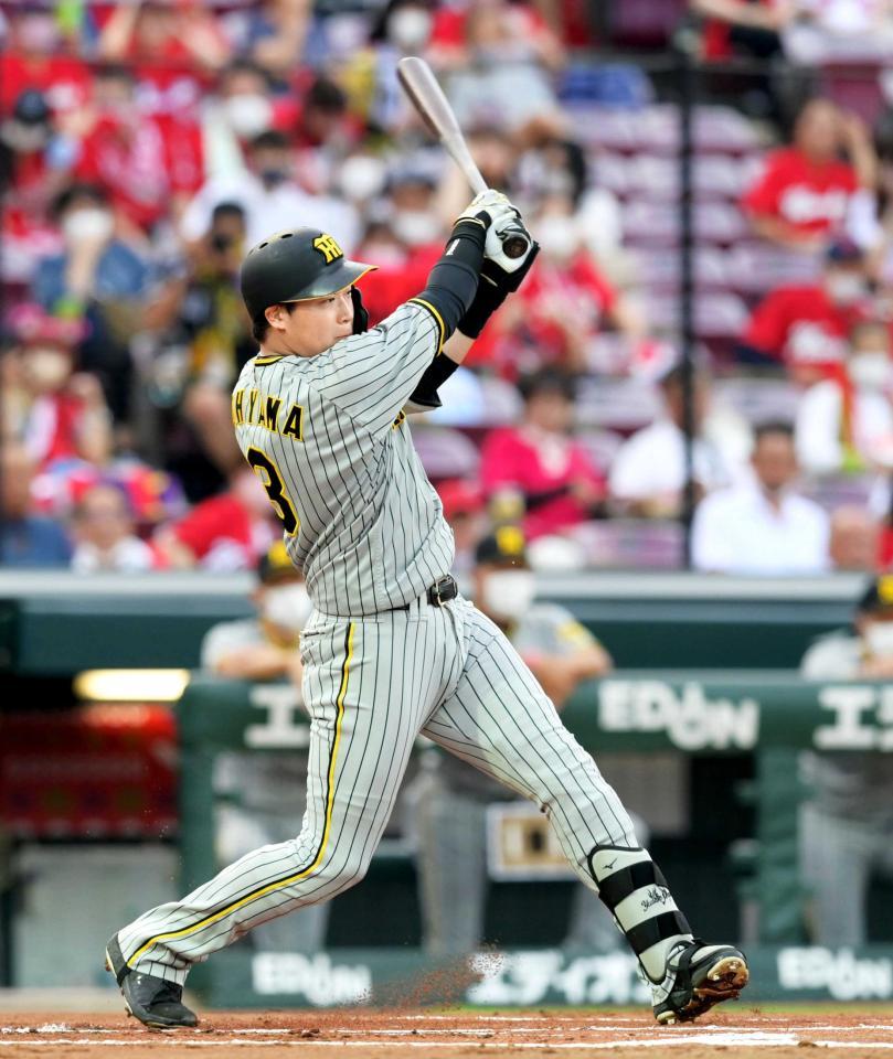 　１回、中前へ先制適時打を放つ大山（撮影・立川洋一郎）