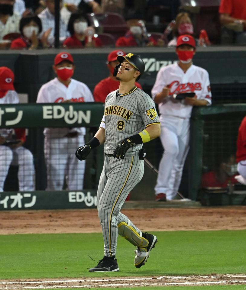 　８回、佐藤輝は中飛に倒れる（撮影・山口登）