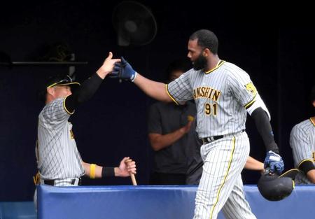 　９回、二塁打を放ちベンチに戻って糸井（左）とタッチをかわす