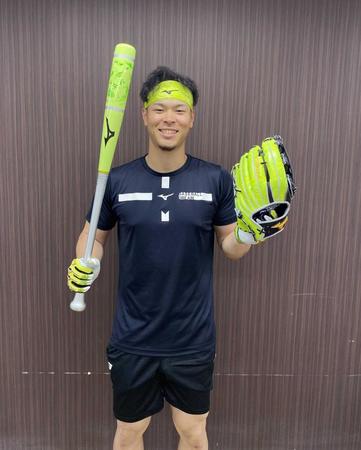 　オールスター仕様のバットとグラブを手に笑顔を見せる佐藤輝（ミズノ提供）