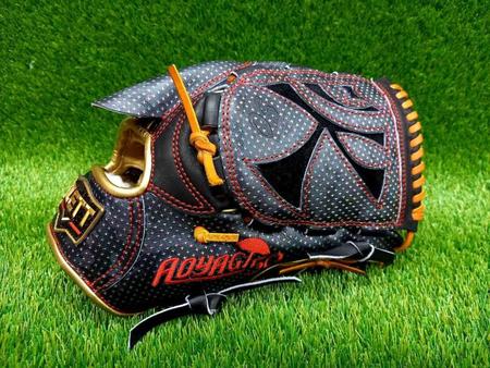 　青柳の球宴用グラブ（ＺＥＴＴ提供）