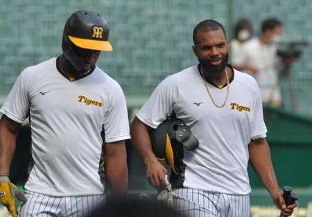 　ロハスと話しながらベンチに戻るロドリゲス（撮影・神子素慎一）