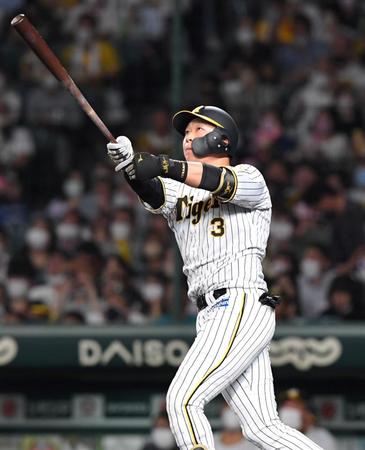 　４回、逆転となる２ランを放つ大山（撮影・北村雅宏）