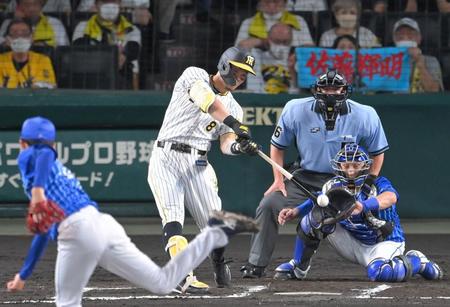 　６回、２ランを放つ佐藤輝（撮影・高部洋祐）