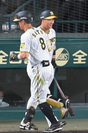 　６回、２ランを放った佐藤輝（手前）を笑顔で迎える大山（撮影・高部洋祐）