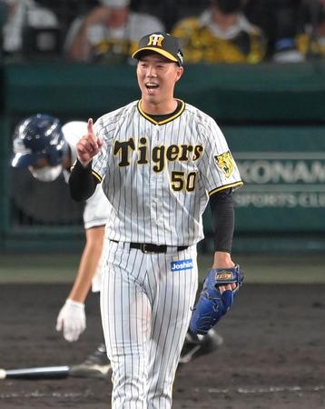 　５回、森を三ゴロに打ち取り、笑顔を見せる青柳（撮影・高部洋祐）