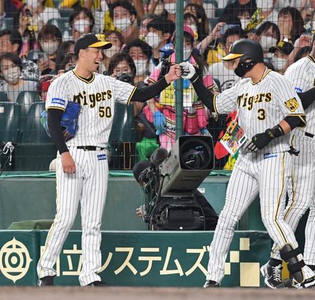 　４回、逆転２ランを放った大山を迎える青柳（左）＝撮影・北村雅宏