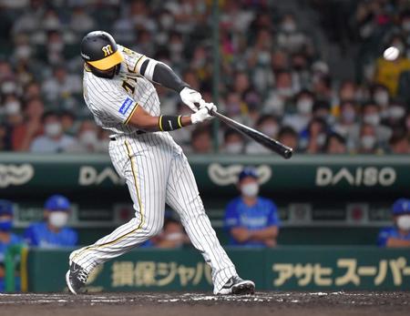 　７回、２点適時二塁打を放つロドリゲス（撮影・神子素慎一）