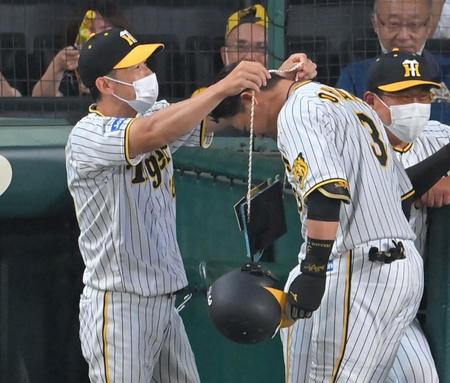 　４回、逆転２ランを放った大山（右）にメダルを授与する矢野監督（撮影・高部洋祐）