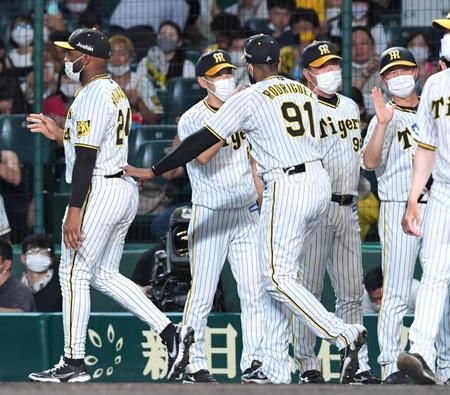 　勝利し、ロドリゲスを迎える矢野監督（中央）＝撮影・北村雅宏