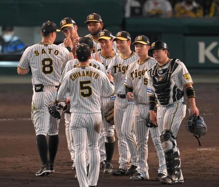 　勝利のタッチを交わす阪神ナイン（撮影・高部洋祐）