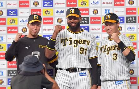 　ガッツポーズする（左から）青柳、ロドリゲス、大山（撮影・神子素慎一）