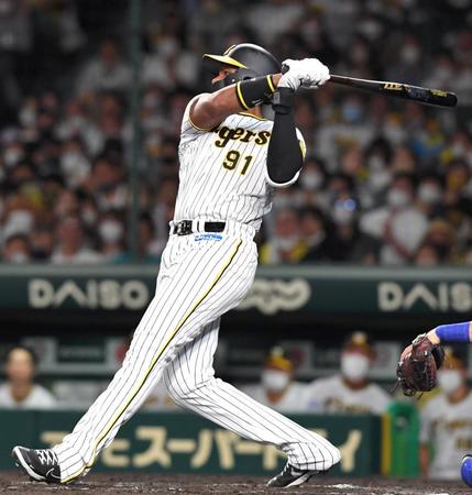 　７回、適時二塁打を放つロドリゲス（撮影・北村雅宏）