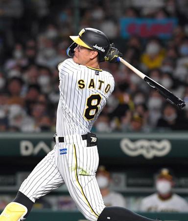 　６回、２ランを放つ佐藤輝（撮影・北村雅宏）